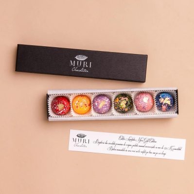 Ciocolată artizanală pictată – bombonele Muri în cutii elegante, livrare gratuită în 24H oriunde în România.