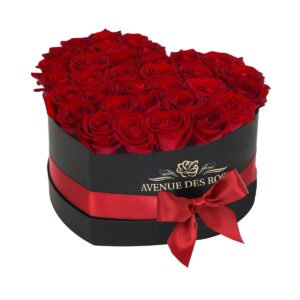 Trandafiri rosii naturali in cutie inima neagră