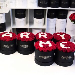 Aranjament cu trandafiri rosii si alni in cutie