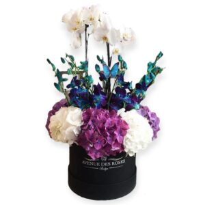 Aranjament floral cu hortensii si orhidee