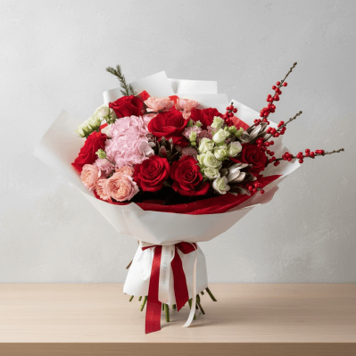 Buchet cu trandafiri roșii și flori pastel